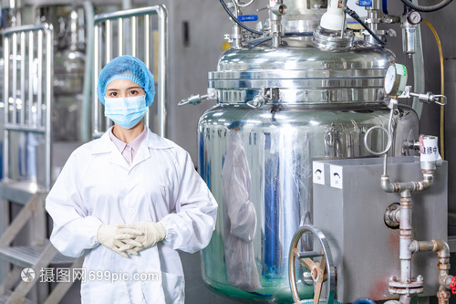 智慧与匠心 化工厂技术工人的形象与化工技术开发